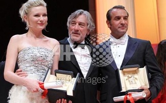 Kirsten Dunst - Nữ diễn viên chính xuất sắc nhất (trái) đang trò chuyện cùng chủ tịch giám khảo Robert De Niro và Jean Dujardin - Nam diễn viên chính xuất sắc nhất.
